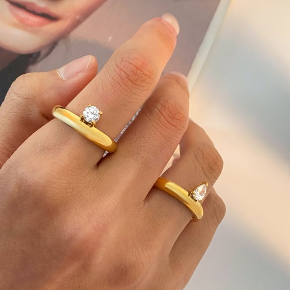 Anelli classici in acciaio inossidabile con pietre preziose color oro