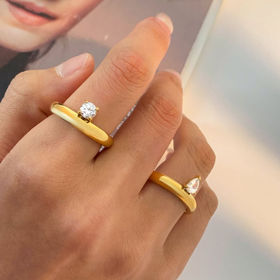 Klassische Ringe aus goldfarbenem Edelstahl mit Edelsteinen Bild2
