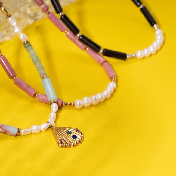 Elegante schelpvormige roestvrijstalen damesketting met kralen en natuursteen in goudkleur 2
