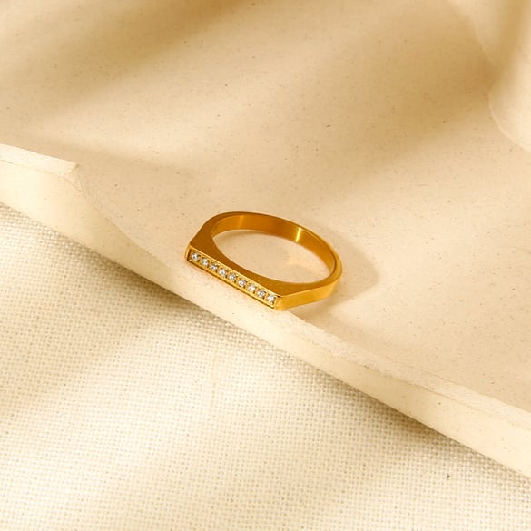 Anello da donna in acciaio inossidabile dorato con temperamento semplice