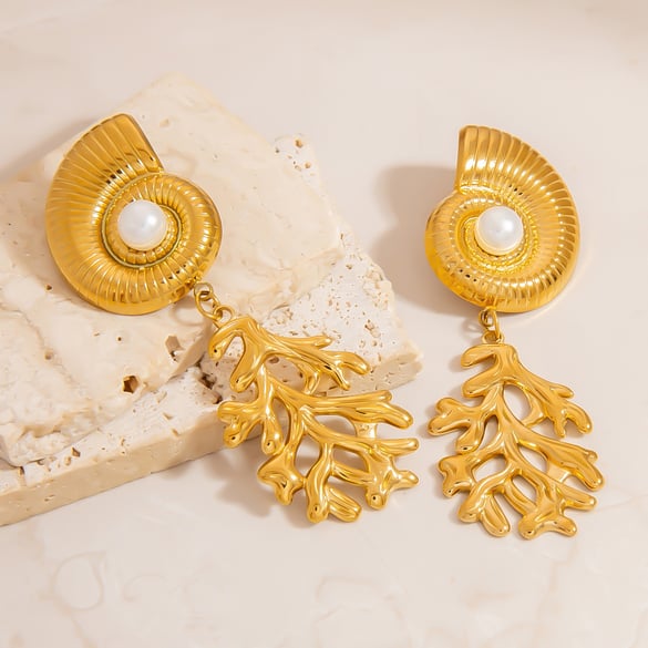 Oorbellen met schelpvormige, roestvrijstalen, gouden hanger 2