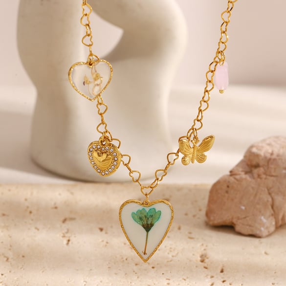 Colliers pour femmes avec pendentif en forme de cœur et de papillon romantiques de style luxueux 2