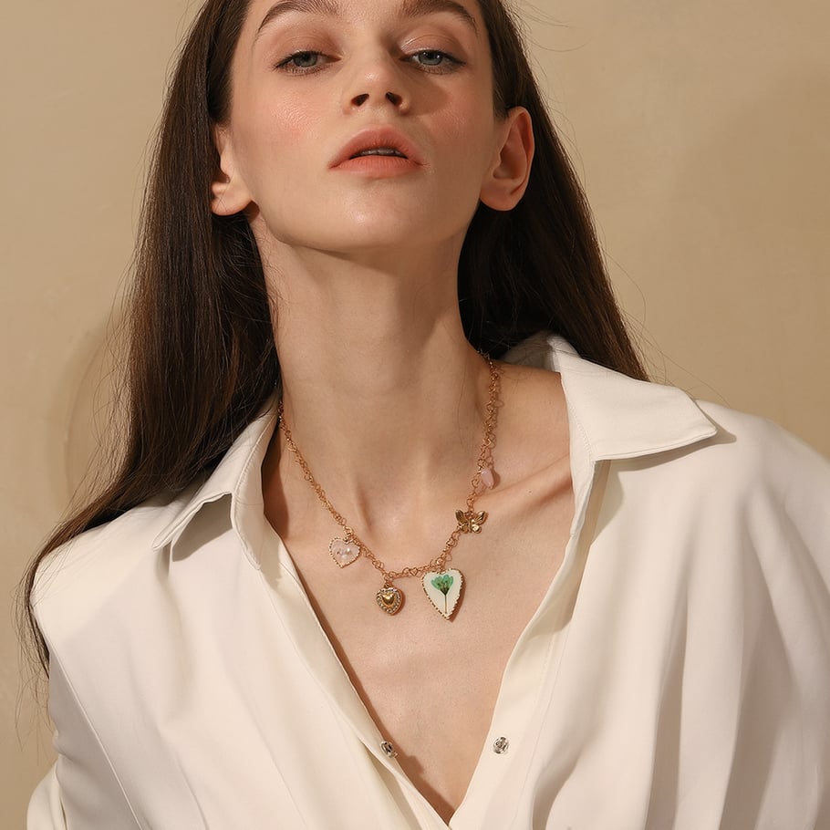 Collane da donna con ciondolo a forma di farfalla a forma di cuore romantico in stile lussuoso Immagine4