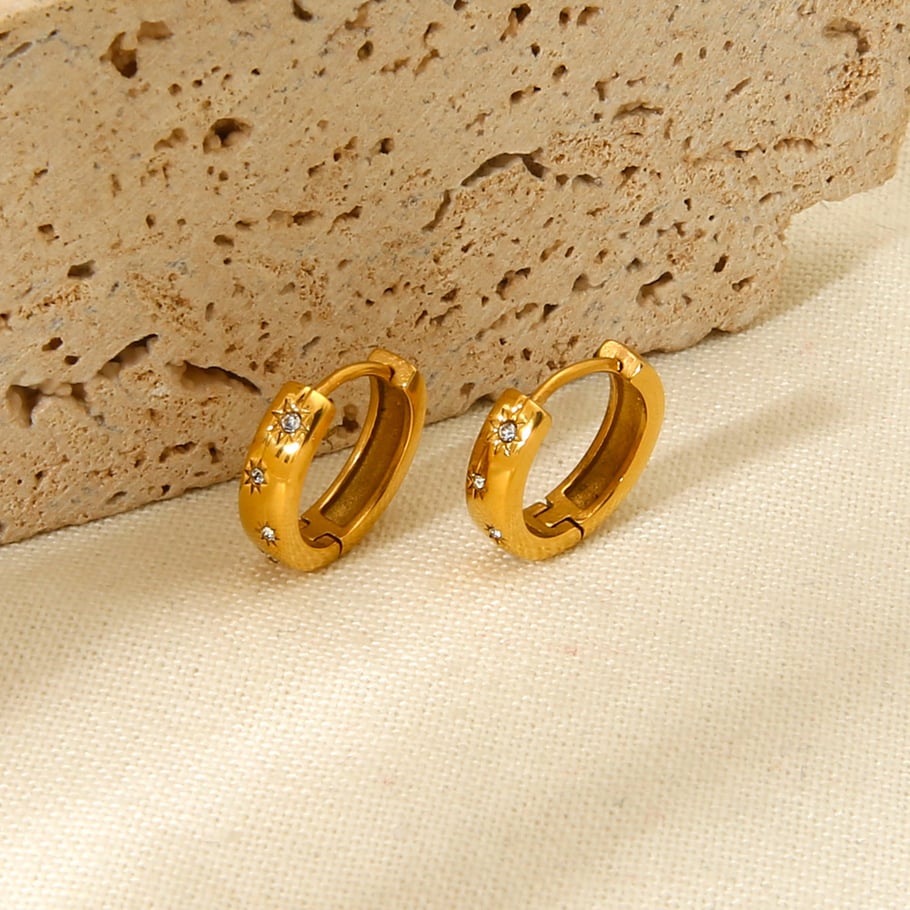 Pendientes geométricos diarios de acero inoxidable en color dorado de la serie Simple Imagen2