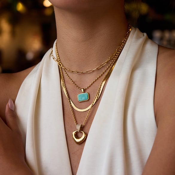 Colliers avec pendentif en forme de cœur rétro en acier inoxydable couleur or 2