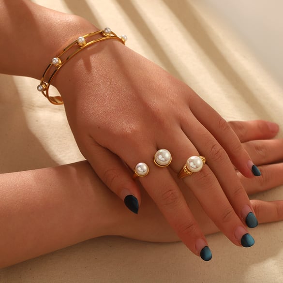 1 par de anillos de perlas artificiales de color dorado de acero inoxidable con diseño geométrico elegante de serie romántica. 2