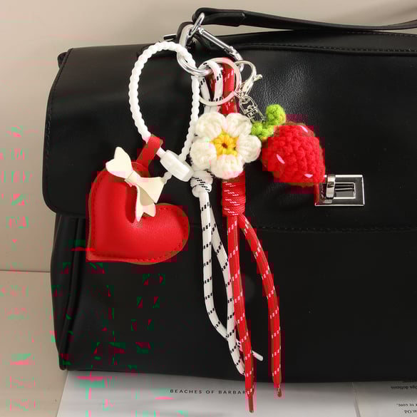 1 Stück PU-Taschenanhänger in Herzform mit Erdbeerblüte