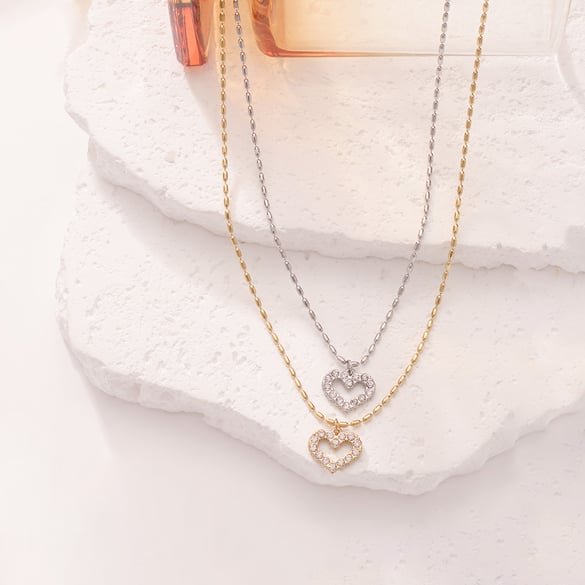 Collares colgantes clásicos de acero inoxidable dorado con corazón tallado para mujer 2