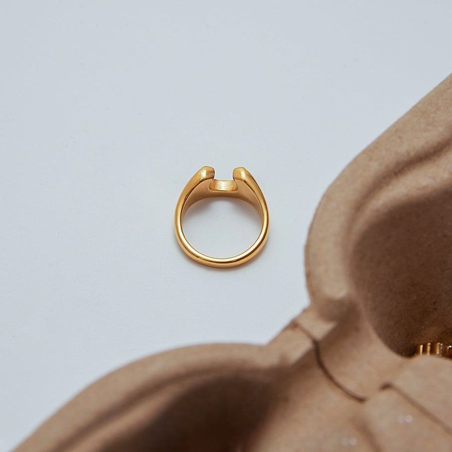 Anello minimalista a forma di U in acciaio inossidabile color oro Immagine6