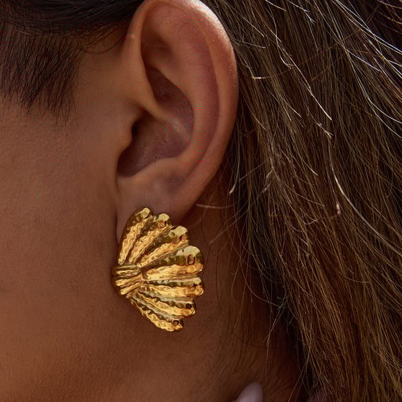 Pendientes de botón de acero inoxidable color dorado con concha