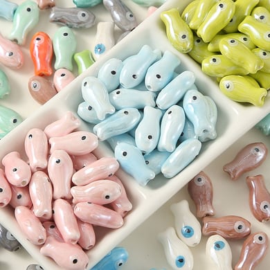 1 pezzo di perlina in ceramica a forma di pesce per gioielli fai da te h5 Immagine2