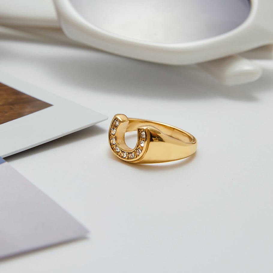 Anello minimalista a forma di U in acciaio inossidabile color oro Immagine5