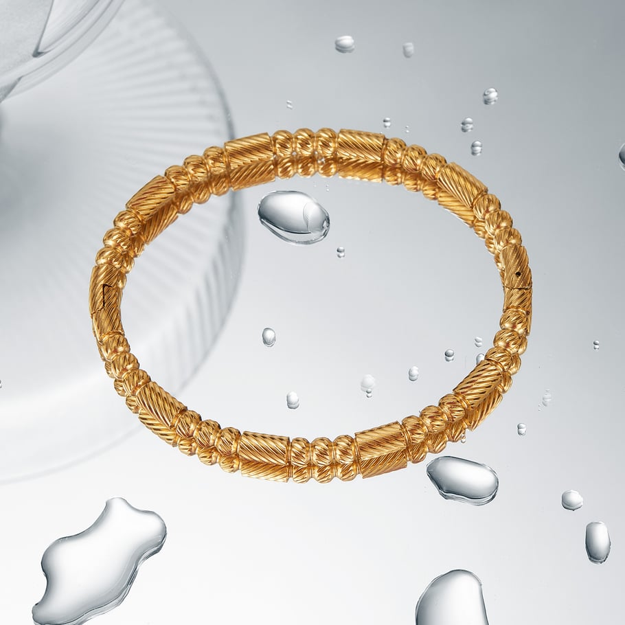 Goldfarbene Armreifen aus Edelstahl der Simple-Serie Bild5