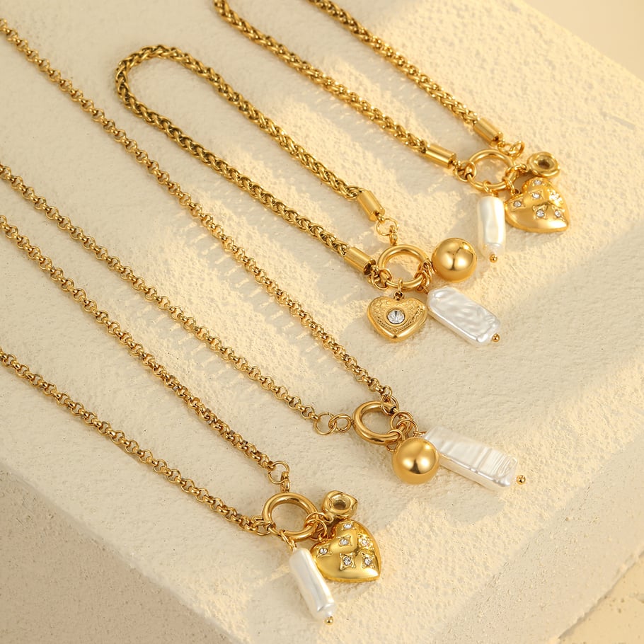 Collares románticos retro con colgante de corazón de acero inoxidable dorado para mujer Imagen2