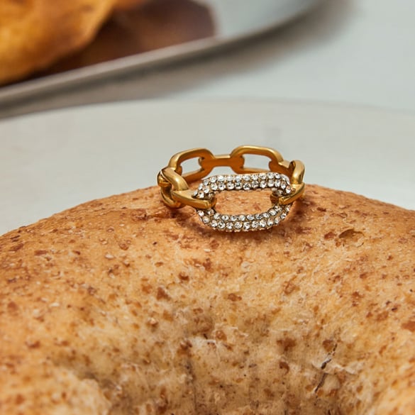Anello minimalista in acciaio inossidabile con zirconi color oro 2