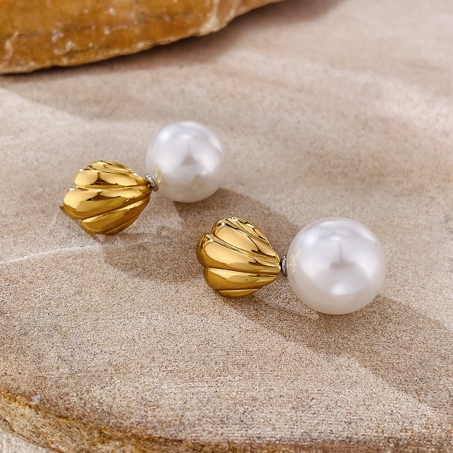 1 paio di orecchini a bottone classici da donna in acciaio inossidabile color oro a forma di conchiglia Immagine7