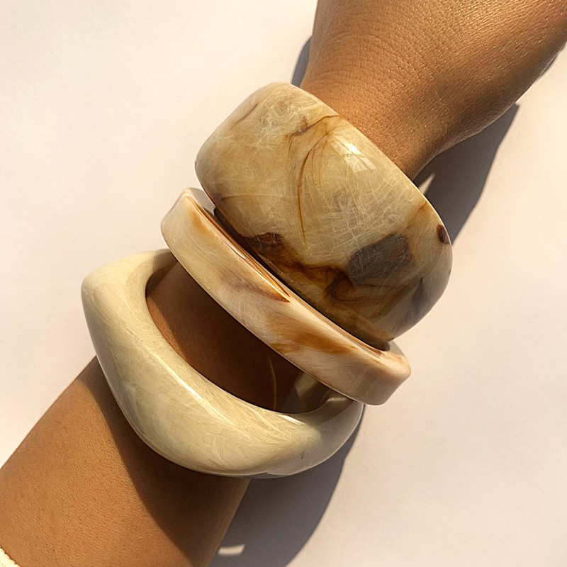 Bracelets pour femmes en acrylique, légers et luxueux, ronds et lisses, à surface floue Image2