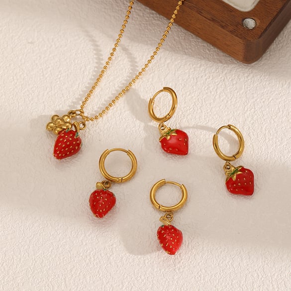 Conjunto de pendientes de acero inoxidable color dorado con diseño de fresa dulce