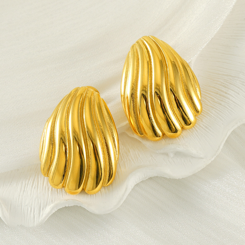 Orecchini a bottone in acciaio inossidabile color oro con conchiglia Immagine3