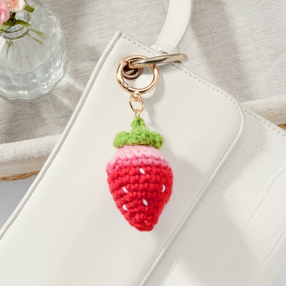 Breloques de sac en alliage en forme de fraise sucrée
