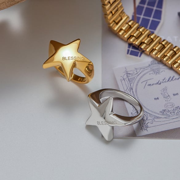 Minimalistische Ringe aus Edelstahl in Goldfarbe mit Stern