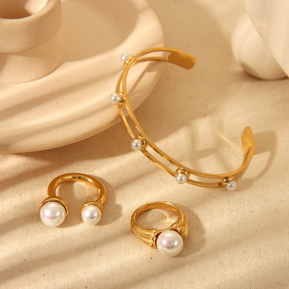 1 par de anillos de perlas artificiales de color dorado de acero inoxidable con diseño geométrico elegante de serie romántica.
