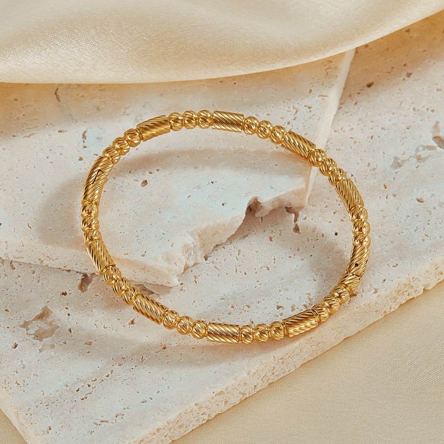 Goldfarbene Armreifen aus Edelstahl der Simple-Serie Bild4