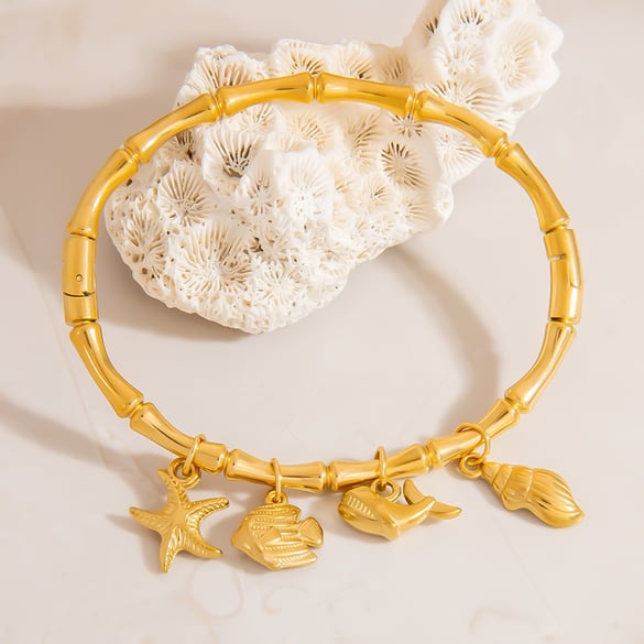 1 stuk stijlvolle damesarmbanden met zee-organisme, roestvrij staal en gouden bedel