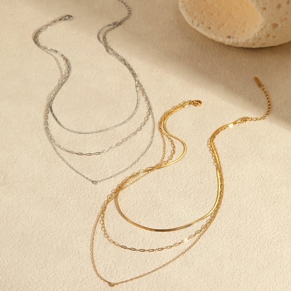 1 par de collares en capas de acero inoxidable color dorado para mujer con cadena de serie simple