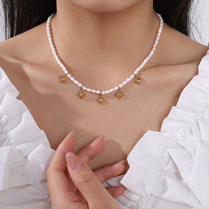 Collares colgantes de acero inoxidable con perla de color dorado Imagen4