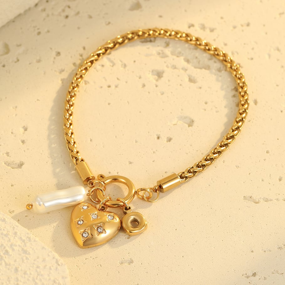 Collares románticos retro con colgante de corazón de acero inoxidable dorado para mujer Imagen4