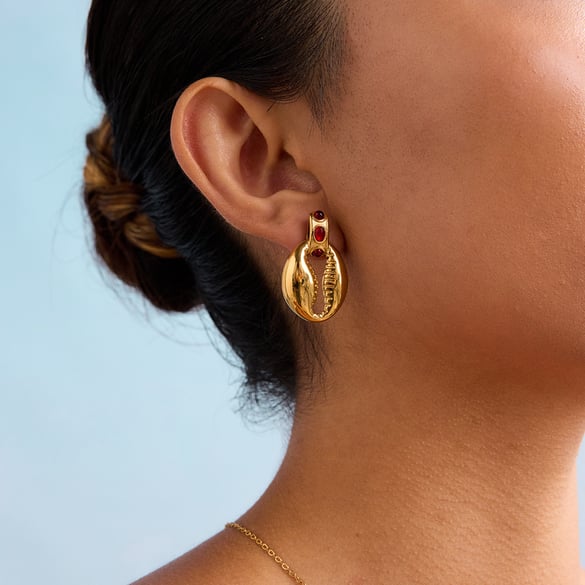 Pendientes de botón de acero inoxidable color dorado con concha