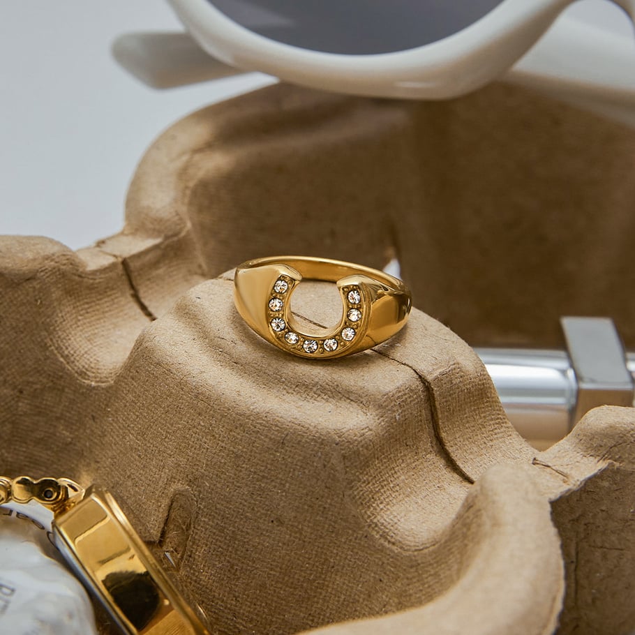 Anello minimalista a forma di U in acciaio inossidabile color oro Immagine3
