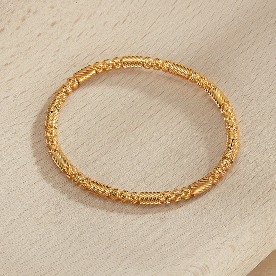 Goldfarbene Armreifen aus Edelstahl der Simple-Serie Bild3