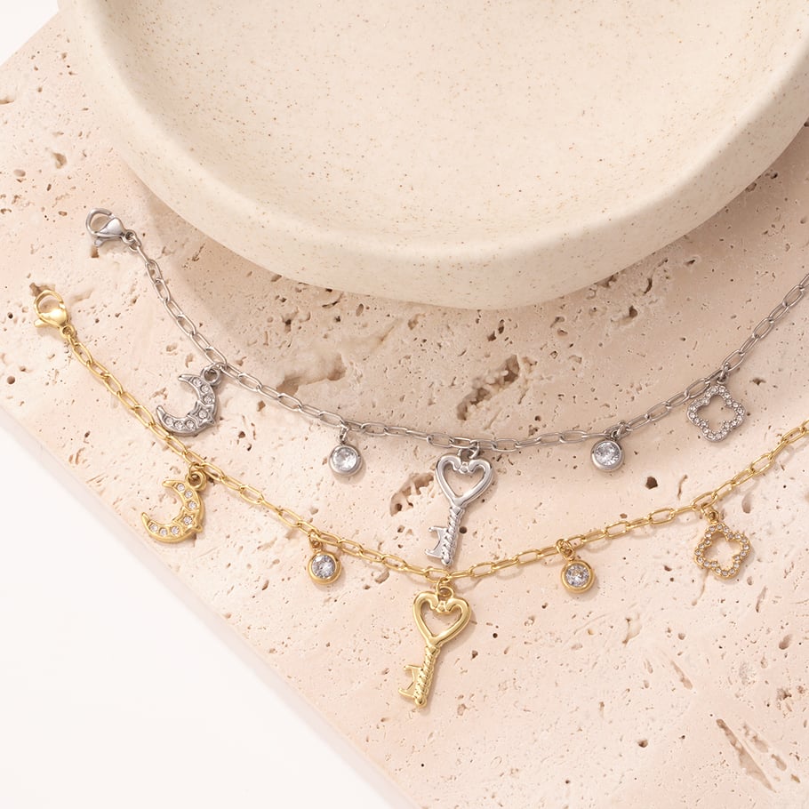 Braccialetti con ciondolo a forma di chiave a forma di cuore in acciaio inossidabile color oro da donna Immagine5