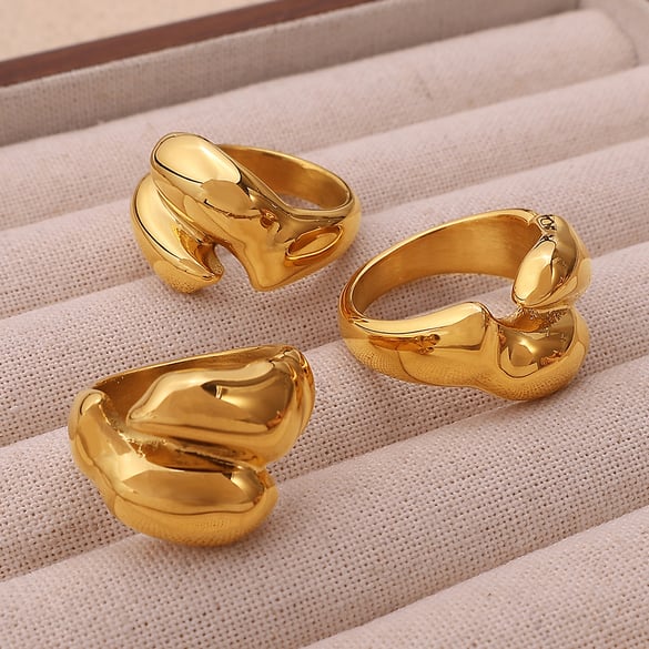 Anello semplice in acciaio inossidabile color oro con torsione 2
