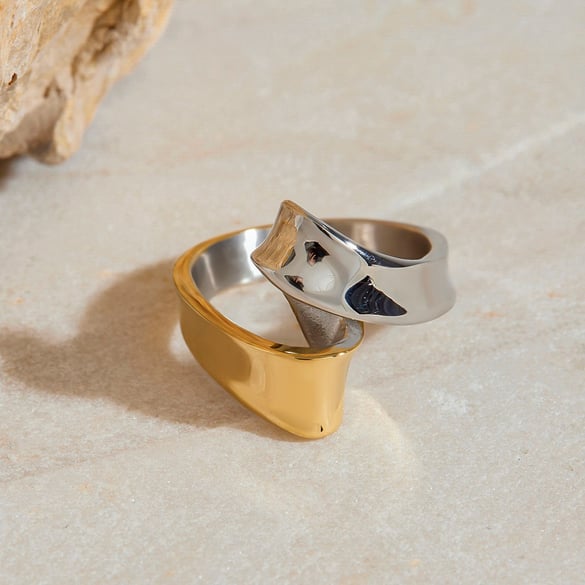Minimalistischer Ring aus Edelstahl in verschiedenen Farben