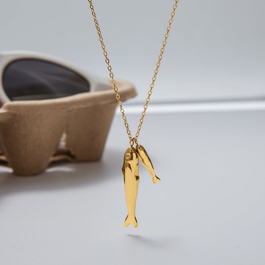 Collares colgantes de acero inoxidable color dorado con forma de pez Imagen4