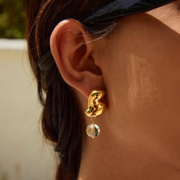 Pendientes colgantes de acero inoxidable color dorado con forma de corazón