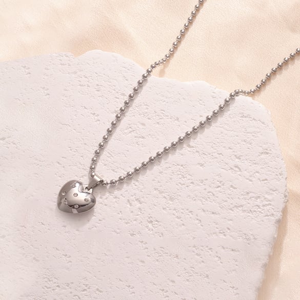 Colliers pendentifs minimalistes en acier inoxydable couleur argent pour femmes avec cœur