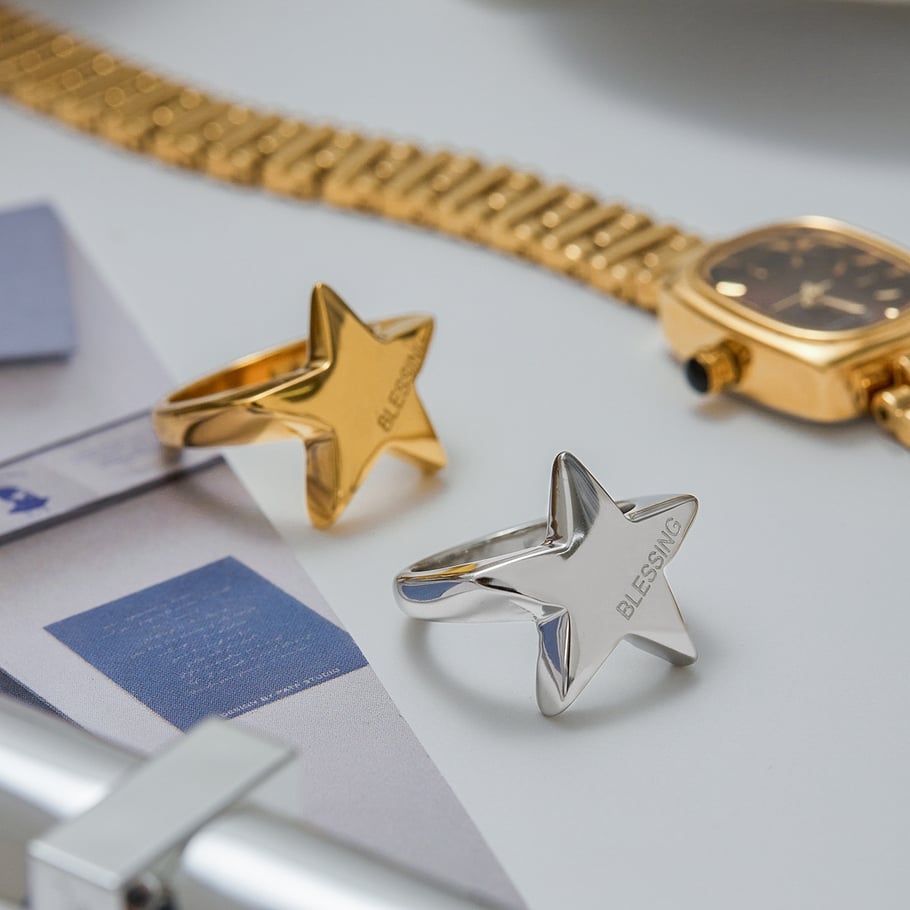 Minimalistische Ringe aus Edelstahl in Goldfarbe mit Stern Bild3