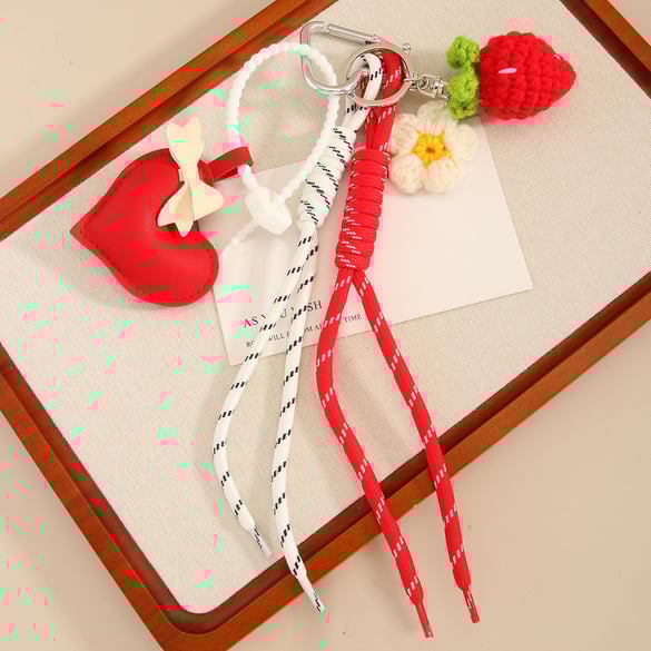 1 Stück PU-Taschenanhänger in Herzform mit Erdbeerblüte 2