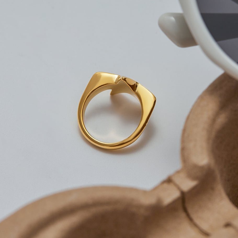 Minimalistische Ringe aus Edelstahl in Goldfarbe mit Stern Bild5