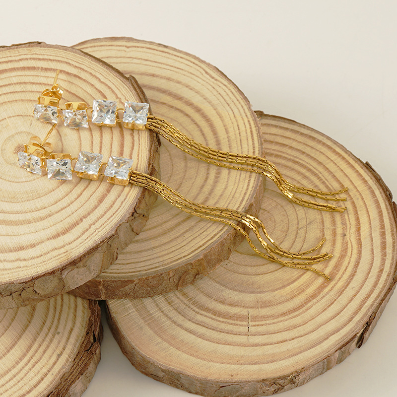 Orecchini pendenti con nappa in acciaio inossidabile color oro Immagine3