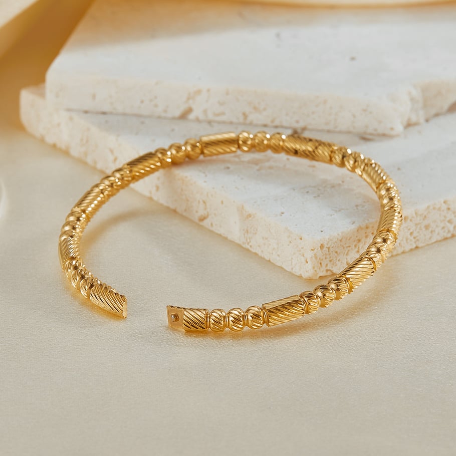 Goldfarbene Armreifen aus Edelstahl der Simple-Serie Bild6