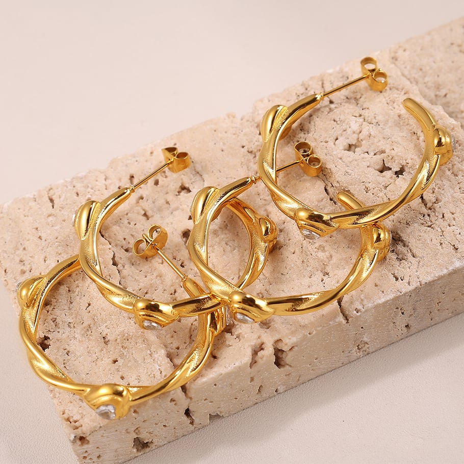 Pendientes de aro de acero inoxidable color dorado con forma de corazón Imagen3