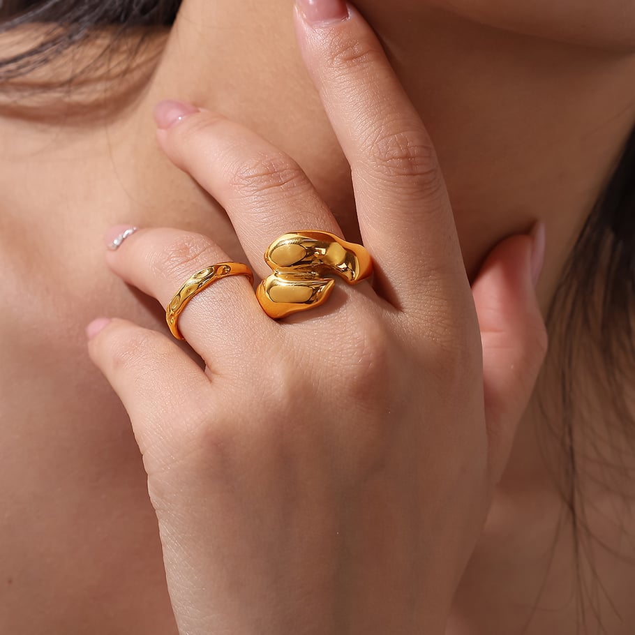 Anello semplice in acciaio inossidabile color oro con torsione Immagine4