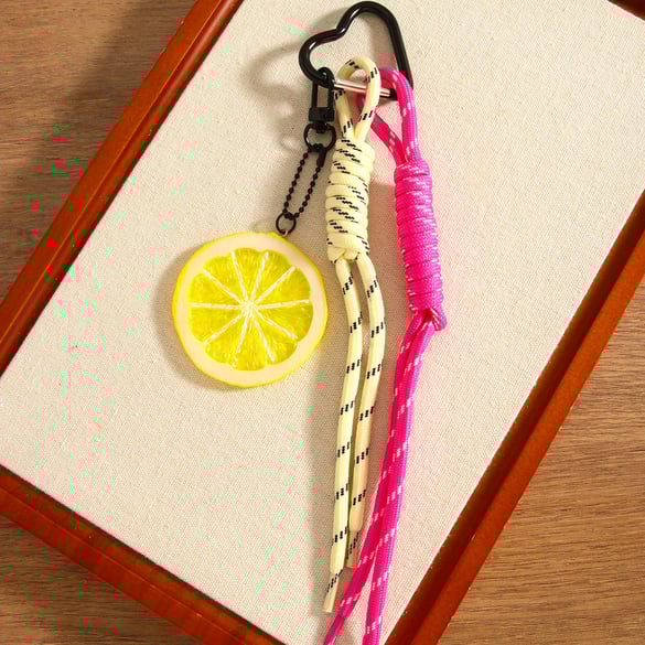Schlichter kreativer Zitronenscheiben-Taschenanhänger mit Knoten