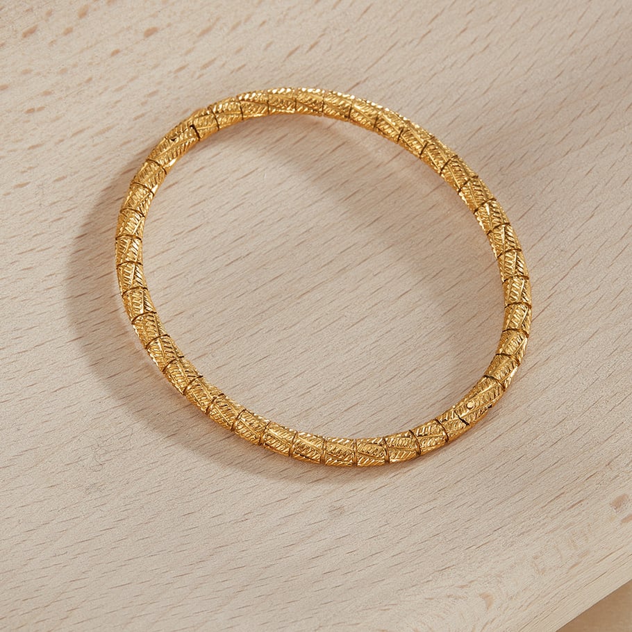 Schlichte Armreifen aus goldfarbenem Edelstahl Bild4