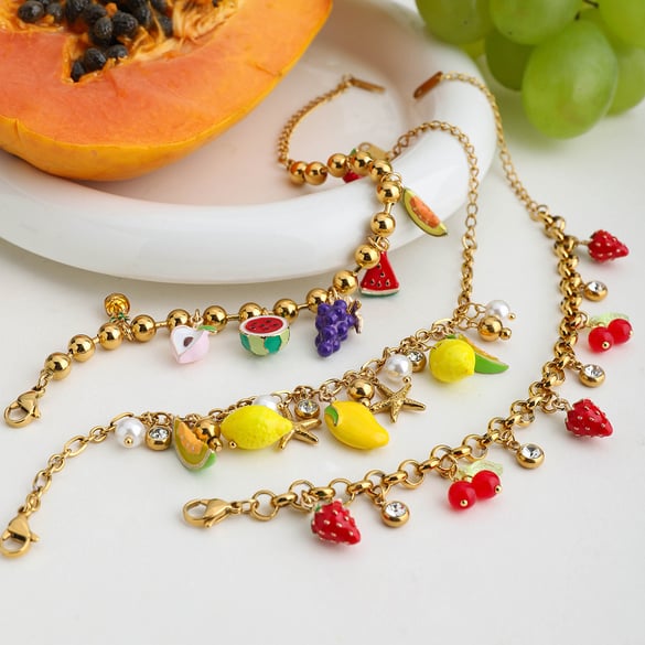 Collane con ciondolo color oro con frutta dolce